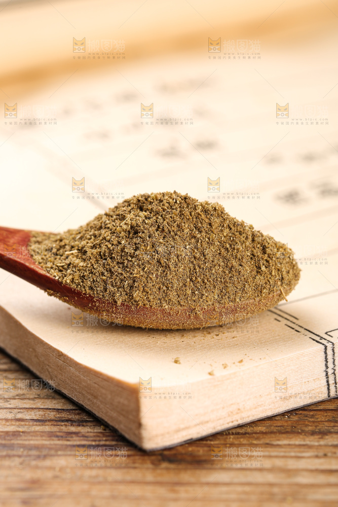 木板上的孜然粉