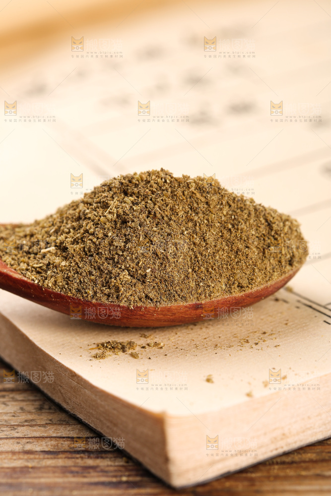 木板上的孜然粉