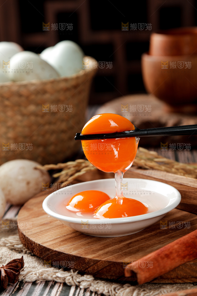 木底上的鸭蛋