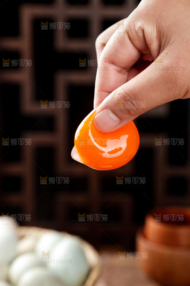 木底上的鸭蛋