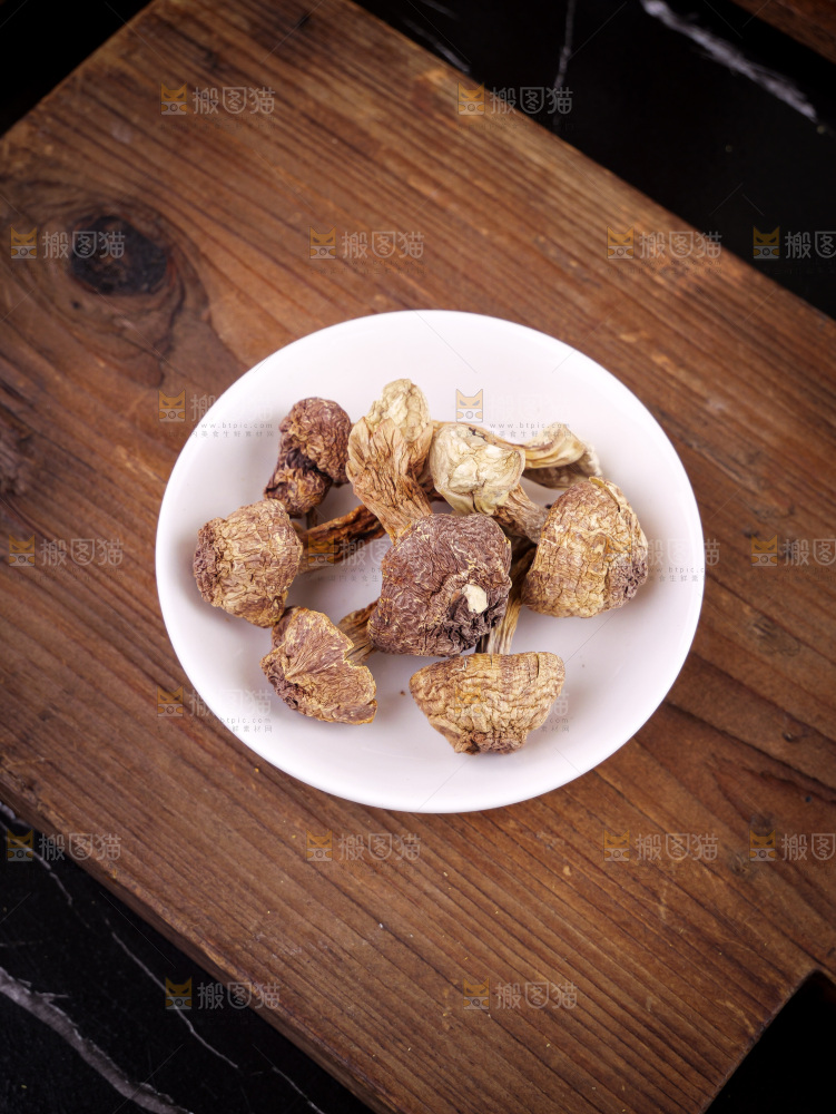 深底上的姬松茸