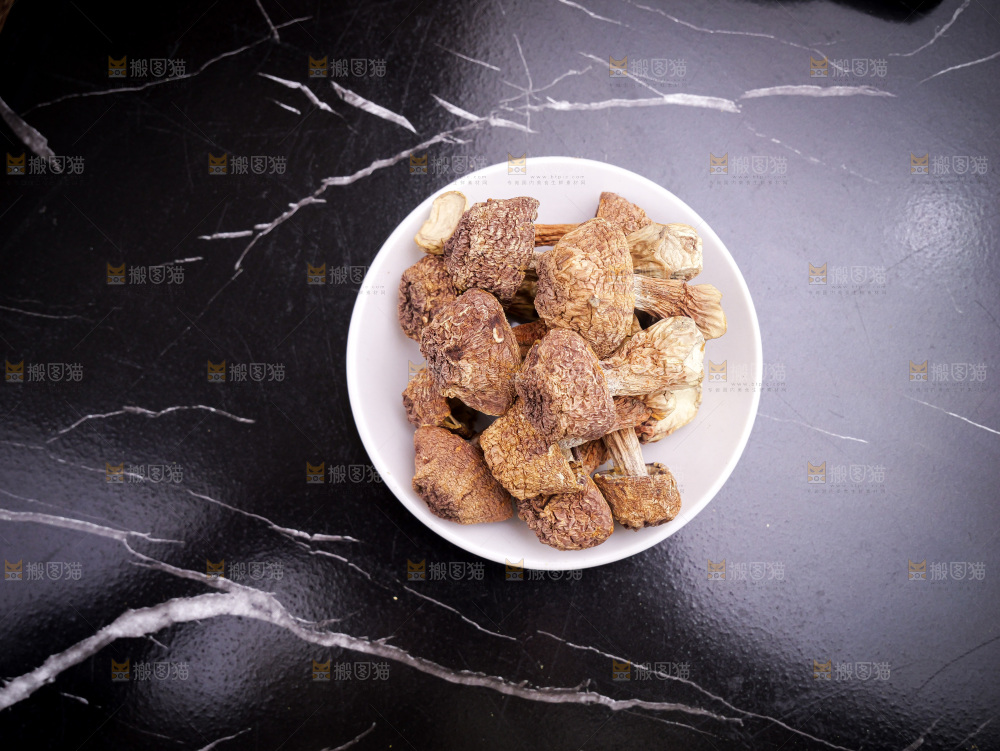 深底上的姬松茸