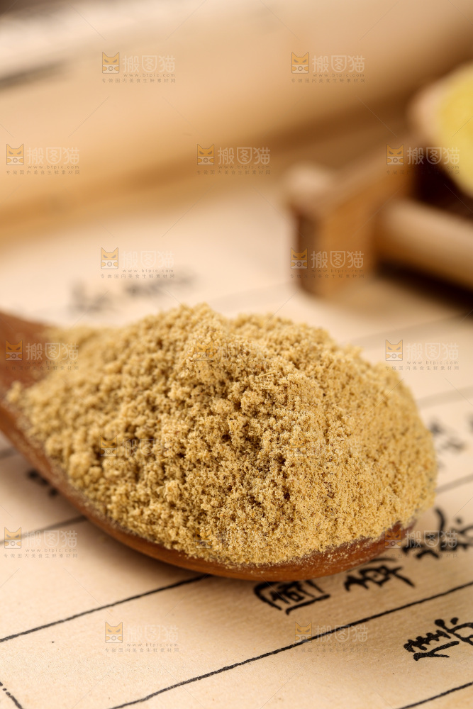 深底上的生姜粉