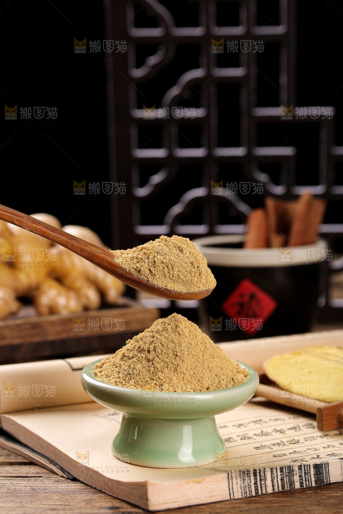 深底上的生姜粉