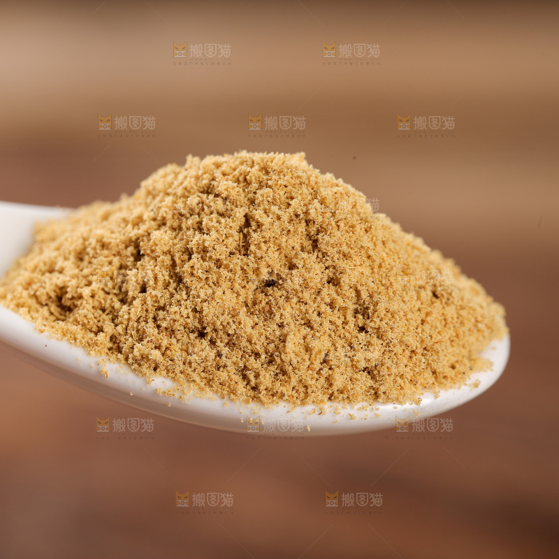 深底上的生姜粉