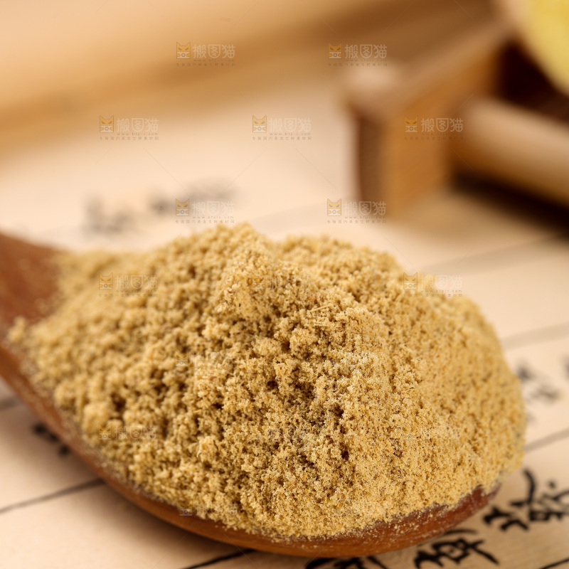 深底上的生姜粉