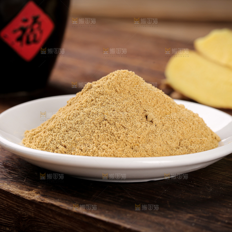 深底上的生姜粉