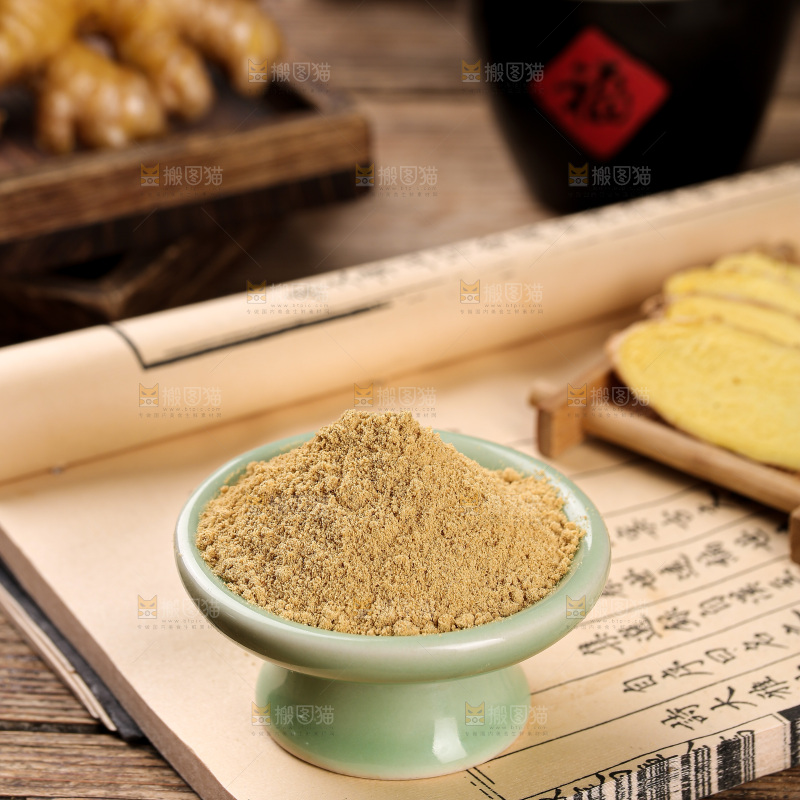 深底上的生姜粉