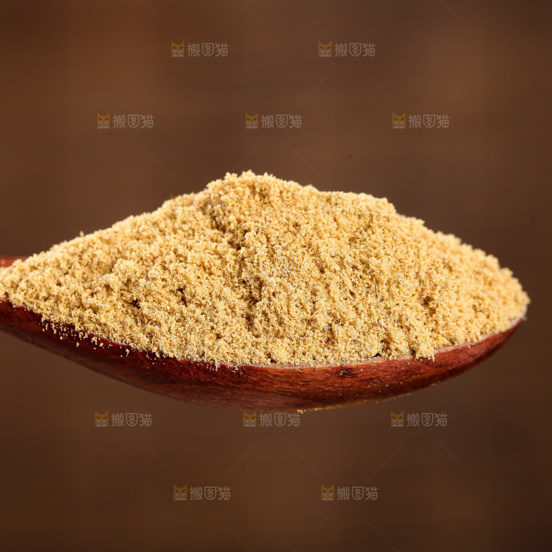 深底上的生姜粉