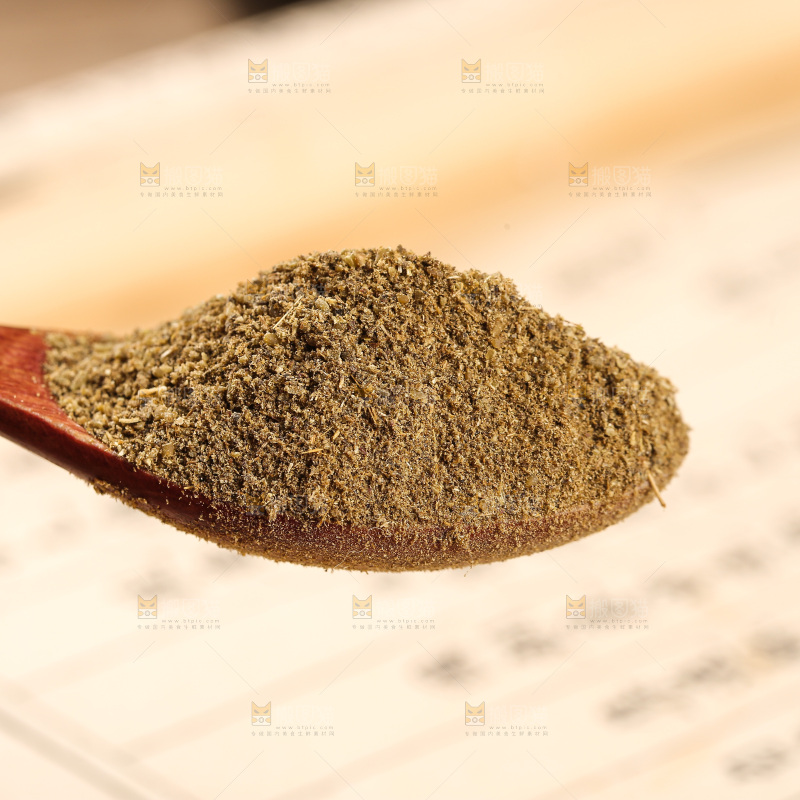 木板上的孜然粉
