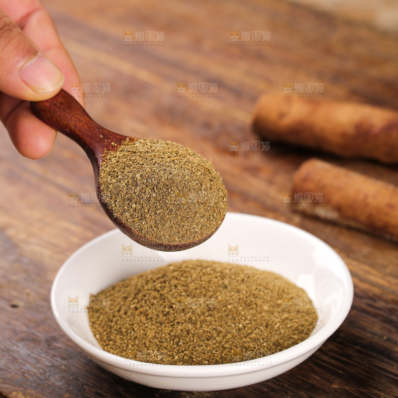 木板上的孜然粉