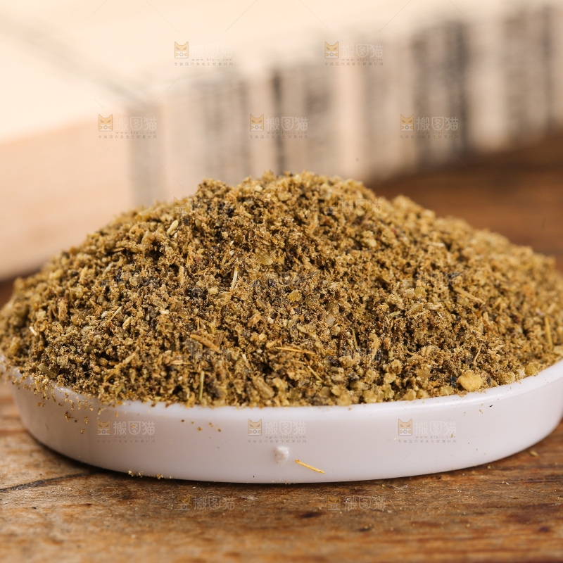 木板上的孜然粉