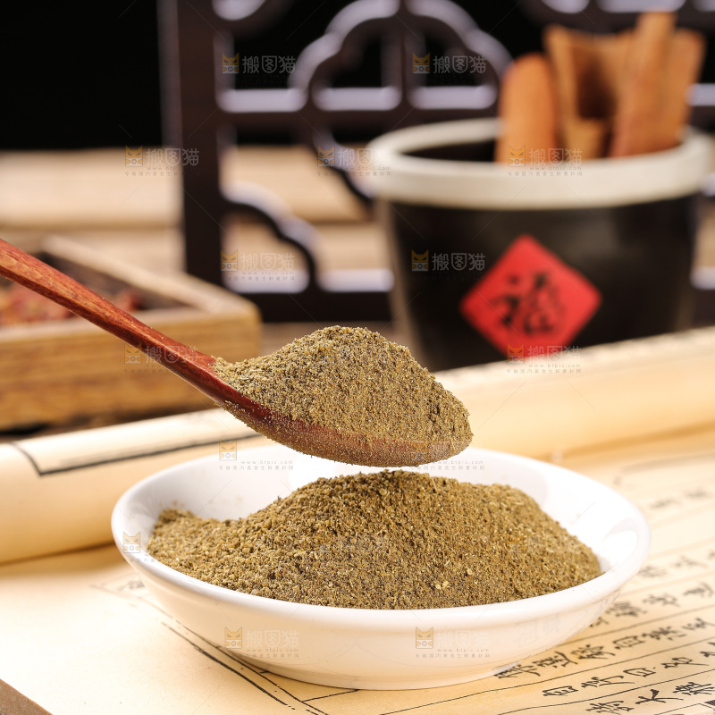 木板上的孜然粉
