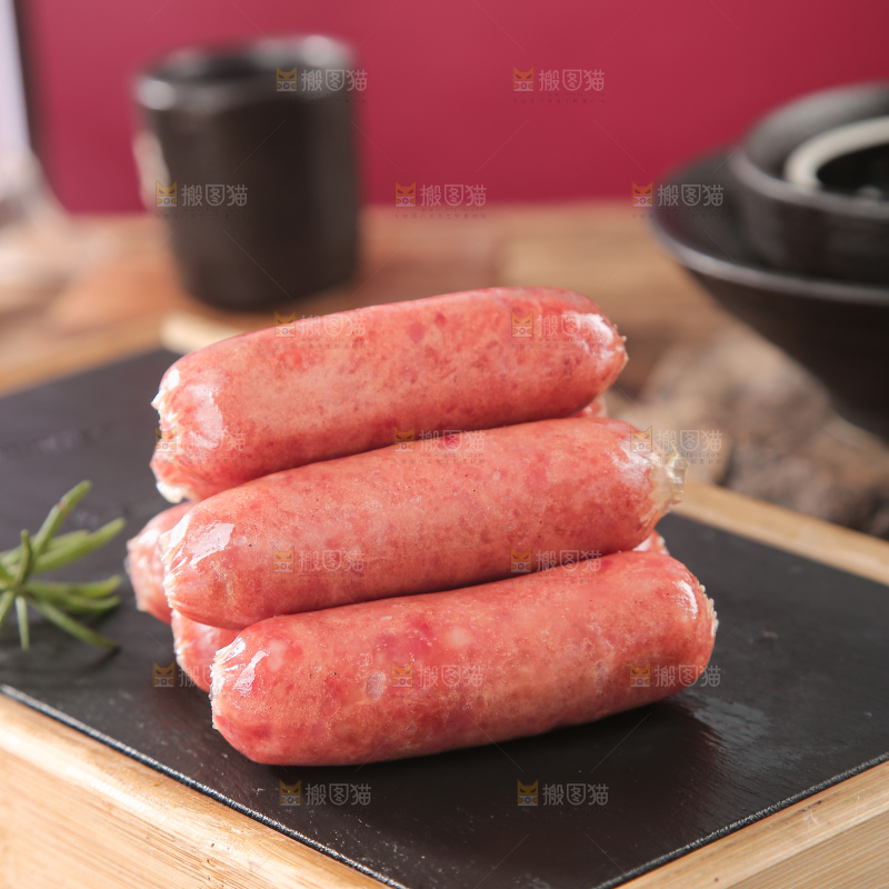 深底上的烤肠