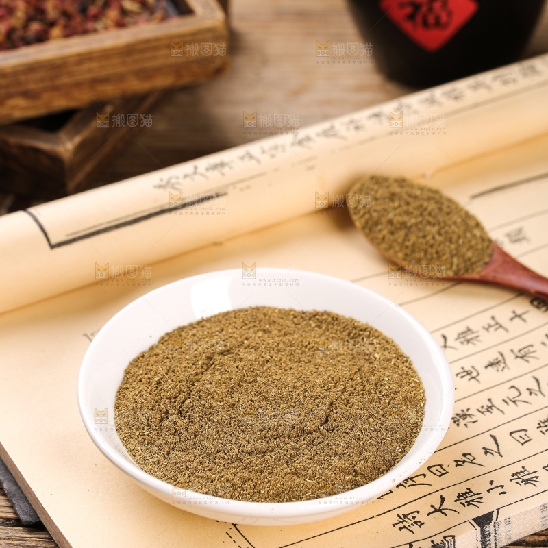 木板上的孜然粉