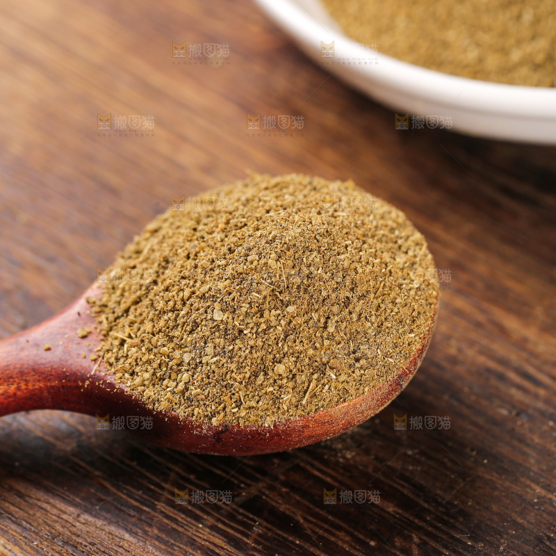 木板上的孜然粉