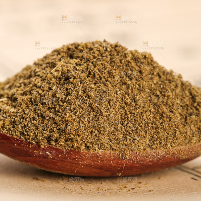 木板上的孜然粉