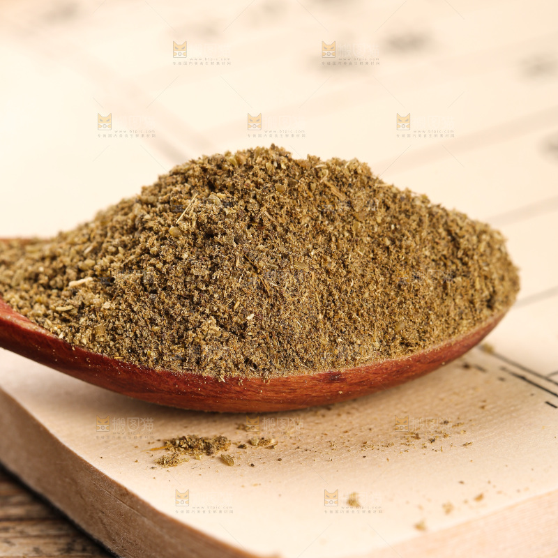 木板上的孜然粉