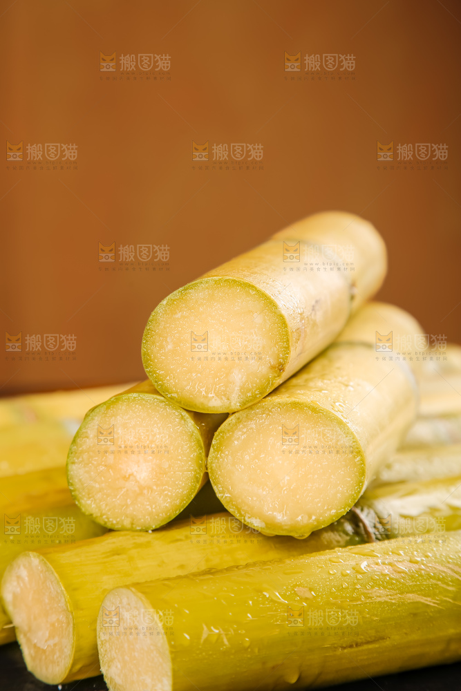 黑桌子上的青皮甘蔗