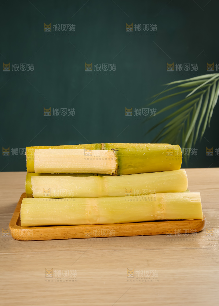 黑桌子上的青皮甘蔗