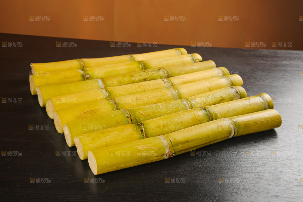 黑桌子上的青皮甘蔗