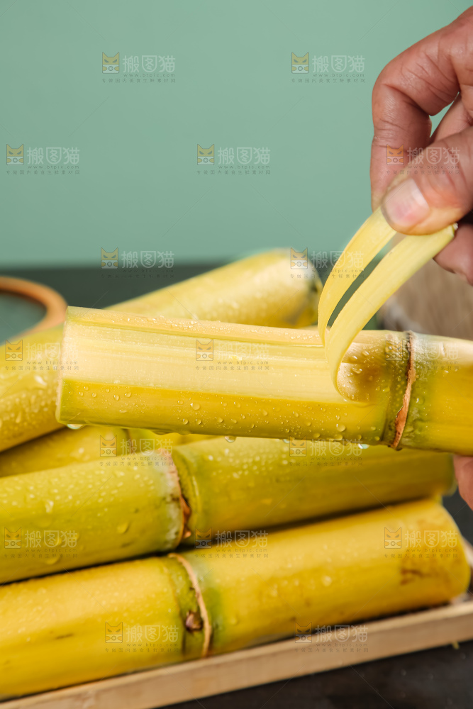 黑桌子上的青皮甘蔗