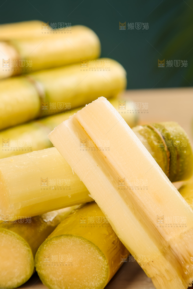 黑桌子上的青皮甘蔗
