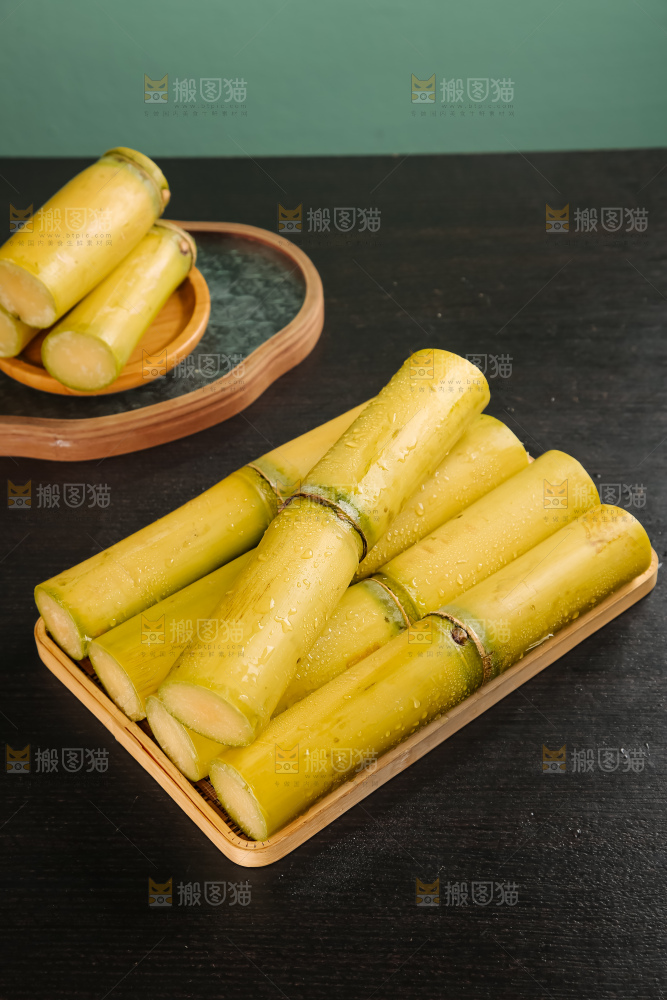 黑桌子上的青皮甘蔗