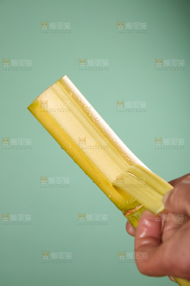 黑桌子上的青皮甘蔗