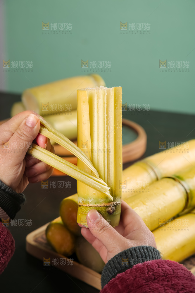 黑桌子上的青皮甘蔗