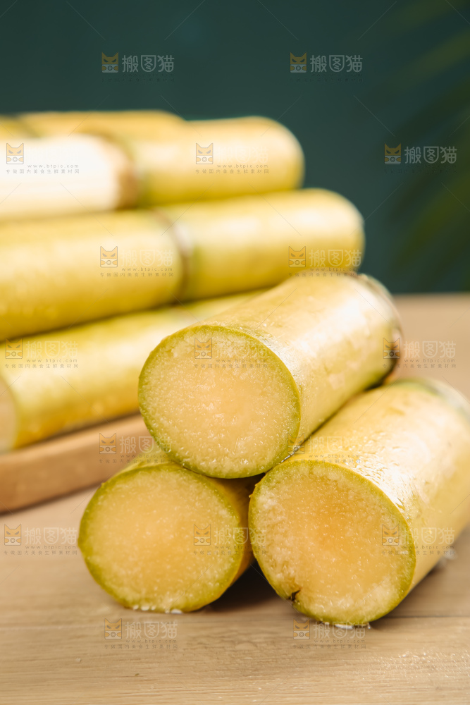 黑桌子上的青皮甘蔗