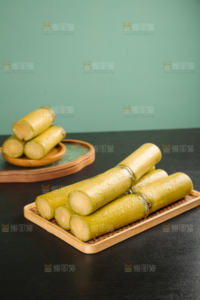 黑桌子上的青皮甘蔗