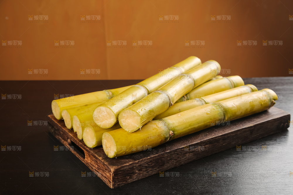 黑桌子上的青皮甘蔗