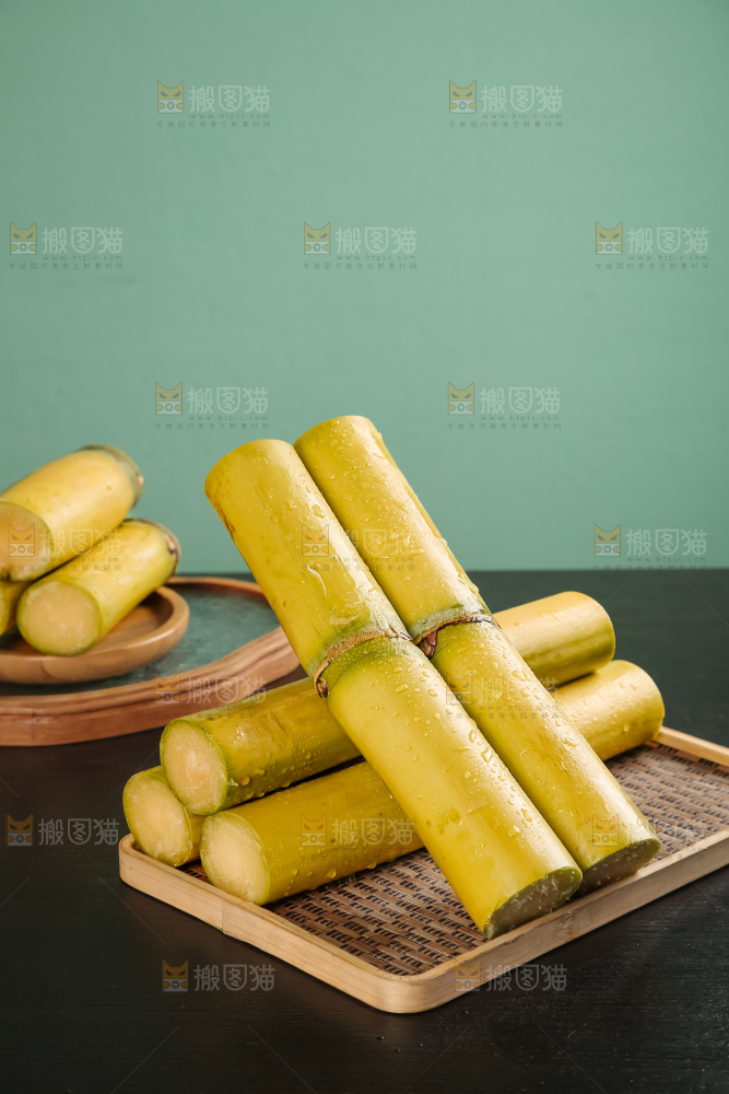黑桌子上的青皮甘蔗
