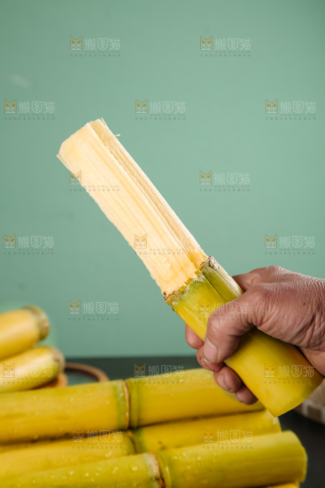 黑桌子上的青皮甘蔗