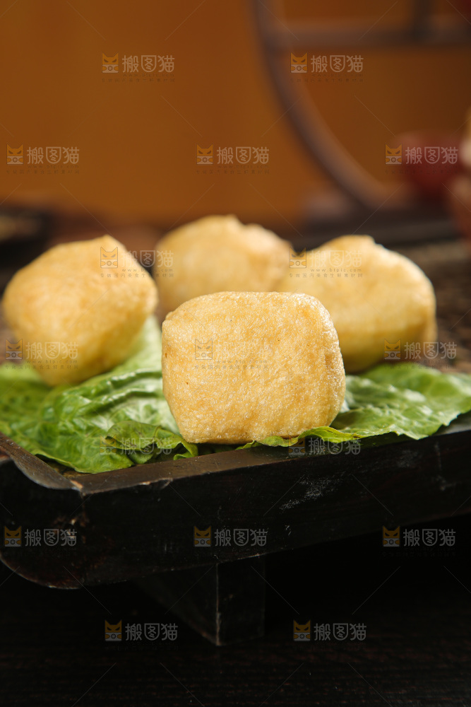 深底上的油豆泡