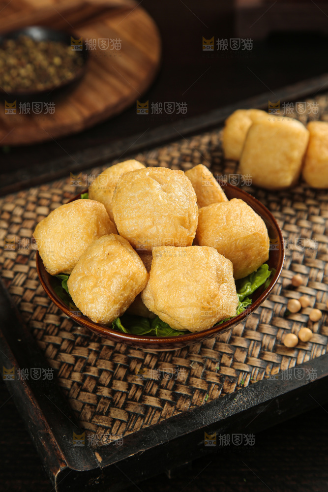 深底上的油豆泡