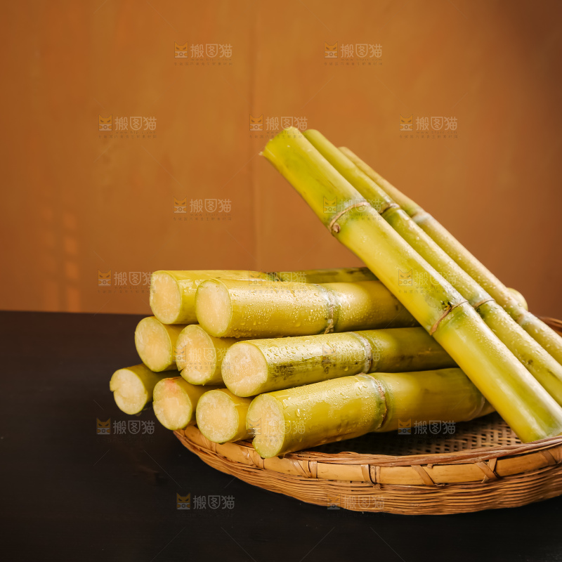 黑桌子上的青皮甘蔗