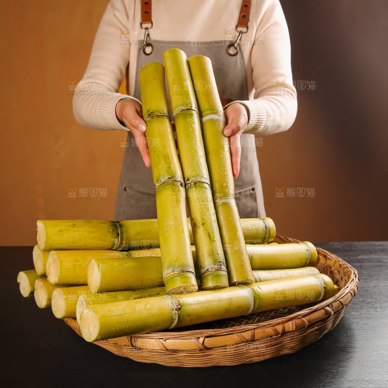 黑桌子上的青皮甘蔗