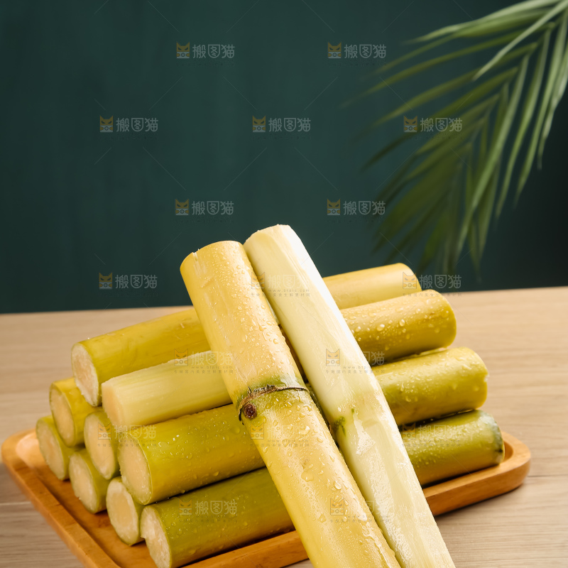 黑桌子上的青皮甘蔗