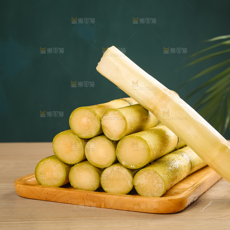 黑桌子上的青皮甘蔗