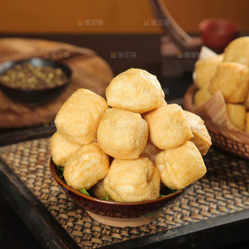 深底上的油豆泡