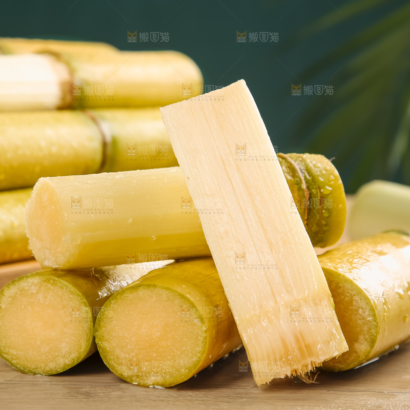 黑桌子上的青皮甘蔗