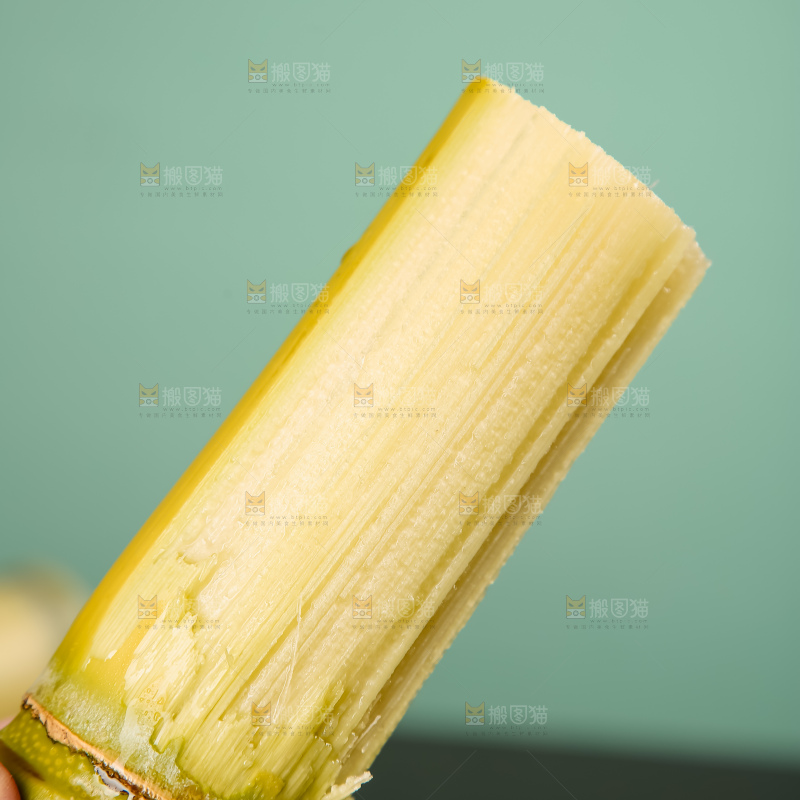 黑桌子上的青皮甘蔗