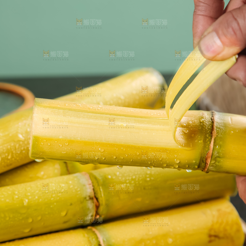黑桌子上的青皮甘蔗