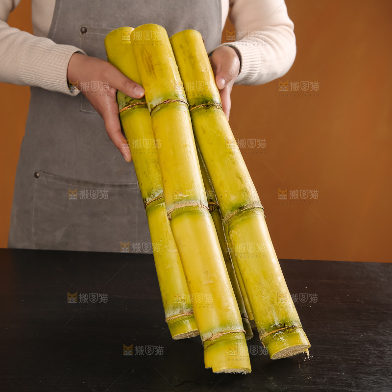 黑桌子上的青皮甘蔗