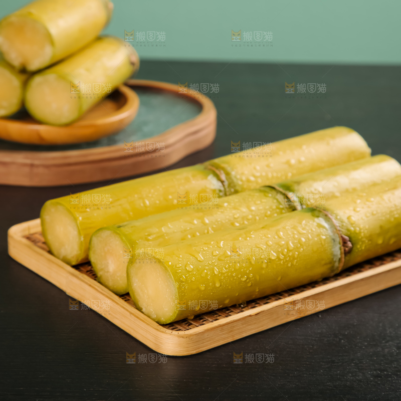 黑桌子上的青皮甘蔗
