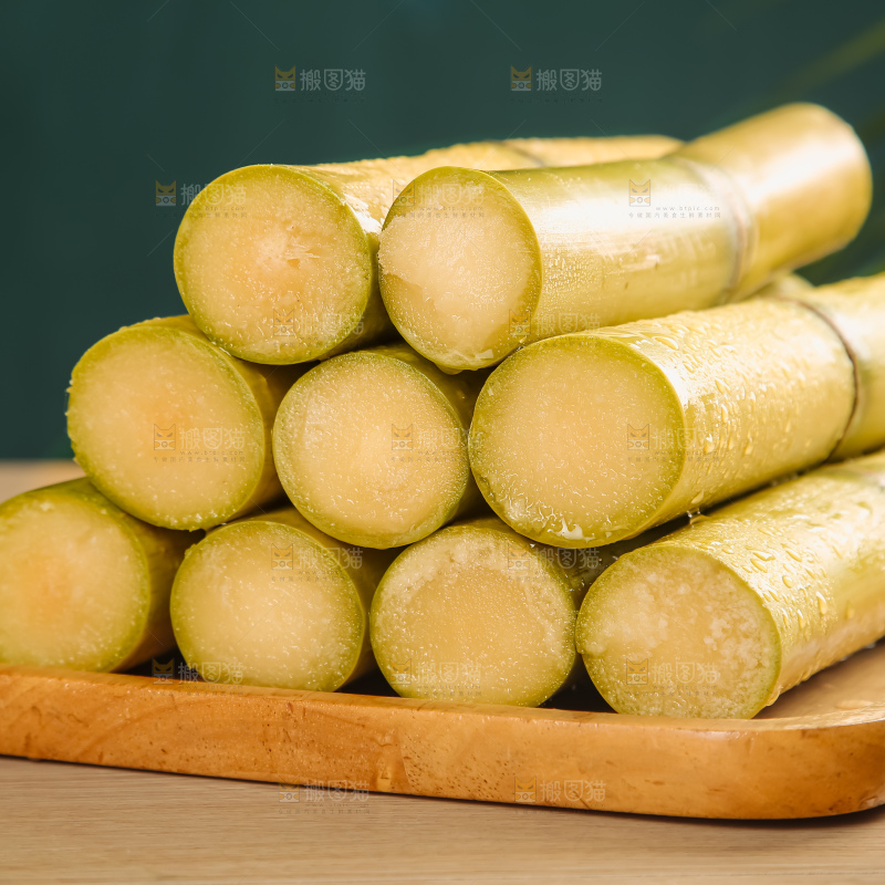 黑桌子上的青皮甘蔗