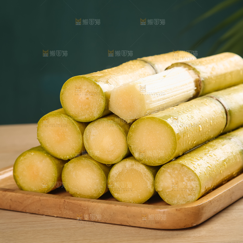 黑桌子上的青皮甘蔗