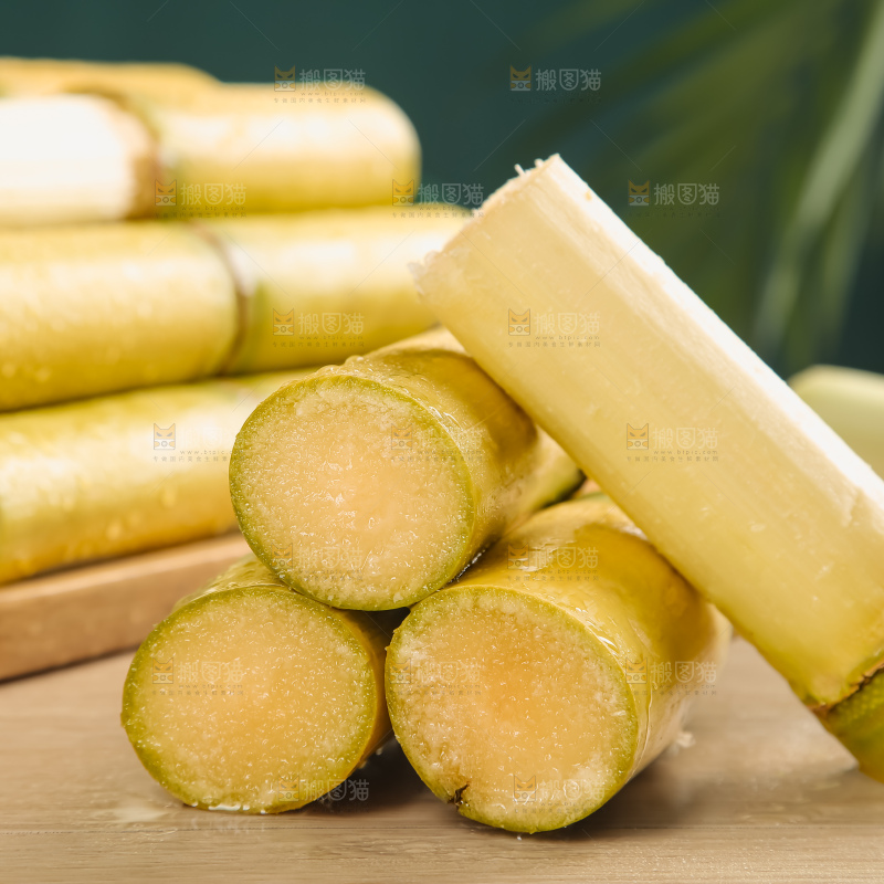 黑桌子上的青皮甘蔗